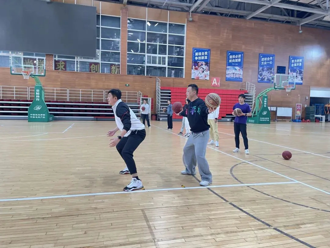 刻苦训练篮球时如何避免受伤的建议_2