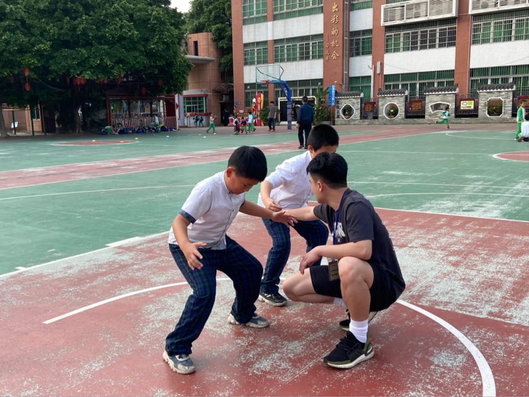 如何利用篮球训练营改进防守技巧?_0